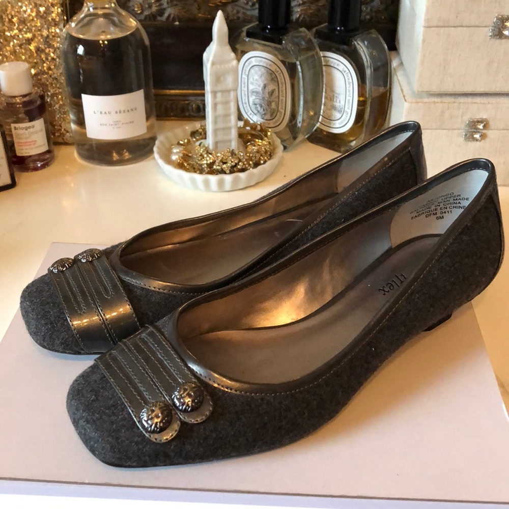 Anne Klein flats!!
